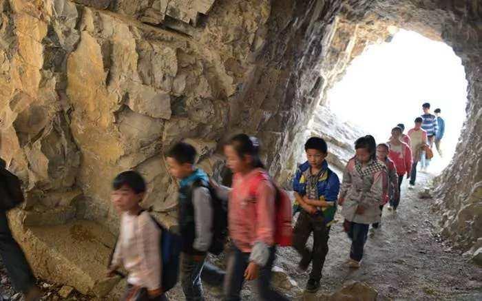 <p>Dünyanın en sıradışı okullarından biri olan Orta Mağara İlk Okulu'nda dışardaki bunaltıcı sıcağa rağmen hava serin ve temiz.</p>
<p> </p>