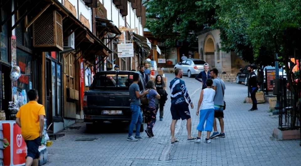 <p>Doğayla tarihin birbirini tamamladığı, adrenalin doğa sporlarının başkenti, Türkiye’nin etkileyici yerlerinden eski adı ‘Eğin’ olan Erzincan’ın Kemaliye ilçesi yaz aylarında ilçe nüfusunun 10 katı ziyaretçi ağırlıyor.</p>
