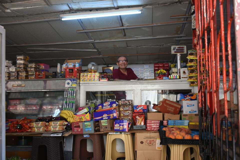 <p>Özellikle süpermarketlerin çoğalmasıyla birlikte müşteri kaybettiğini ifade eden Bakkal Ahmet Baygül, dükkanını işletme sıkıntı çektiğini belirtti. Ahmet Bakkal, diğer marketler gibi kredi kartı ile satış yapmadığını, sadece nakit ve veresiye sistemi ile çalıştığını söyledi. </p>
