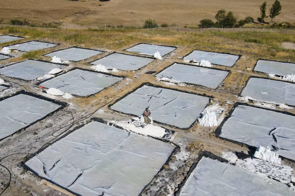 <p>Yeraltından çıkan tuzlu kaynak suyunu kuyularda biriktirdiklerini belirten Uludağ, daha sonra motor yardımıyla suları ana havuzlara aktarıp dinlendirmeye bıraktıklarını dile getirdi.</p>
<p> </p>