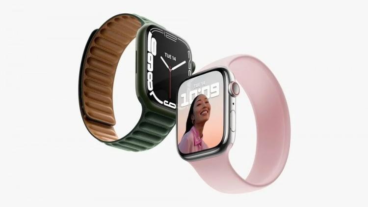 <p>APPLE WATCH 7<br />
<br />
Apple Watch'ın 7. nesli de tanıtıldı. Bir önceki nesle göre yüzde 20 daha büyük bir ekrana sahip olan cihazın köşeleri zamanda sadece 1.7 mm. Apple yeni sınırların bir öncekine göre yüzde 40 daha az olduğunu belirtiyor.</p>

<p>Ekranın saat kontrollerinde yüzde 70 daha parlak olduğu aktarıldı. Dokunuşla açılan bir klavye de Apple Watch 7'de bulunuyor.</p>

<p>Ekranın kırılmaya dayanıklı olduğu ve tozlanmaya karşı IP6X belgesine sahip olduğuna dikkat çekildi.<br />
<br />
Yeni Apple Watch'ın ABD fiyatı ise 399 dolar.</p>
