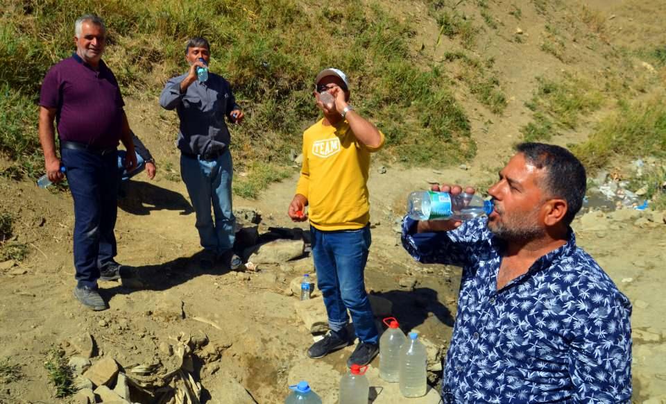 <p>Muş'a 40 kilometre uzaklıktaki Gümüşali köyü kırsalında çıkan ve böbrek taşını erittiği iddia edilen su ile ilgili geçen yıl analizler yapıldı. </p>