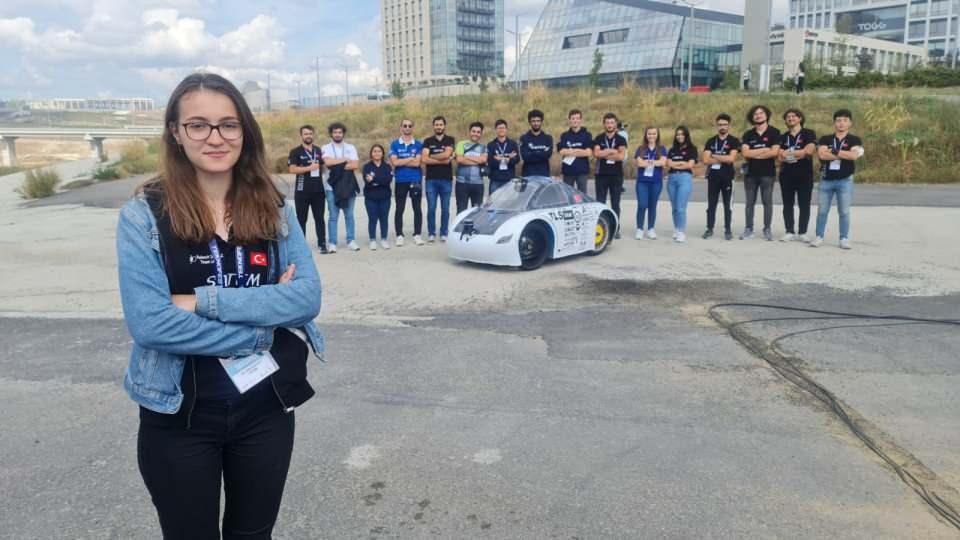 <p>'Farklı bir araçla, insanların içerisinde oturabileceği, daha fazla yolcu kapasiteli, daha büyük bir şekilde, belki kampüs içerisinde giden bir araç yapabilir miyiz?' Bunu düşünmeye başladık. Bu süreçte elimizden geleni yapmaya devam edeceğiz" diye konuştu.</p>
