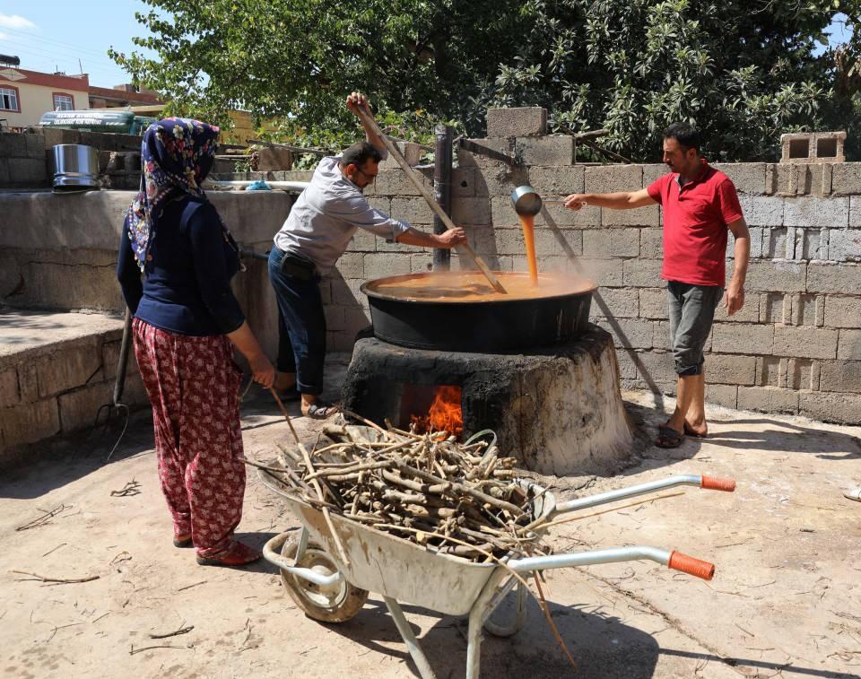 <p>Gaziantep'te bağ bozumunun sona ermesiyle toplanan üzümler, geleneksel yöntemlerle pekmez, pestil ve cevizli sucuğa dönüştürülüyor.</p>

<p> </p>
