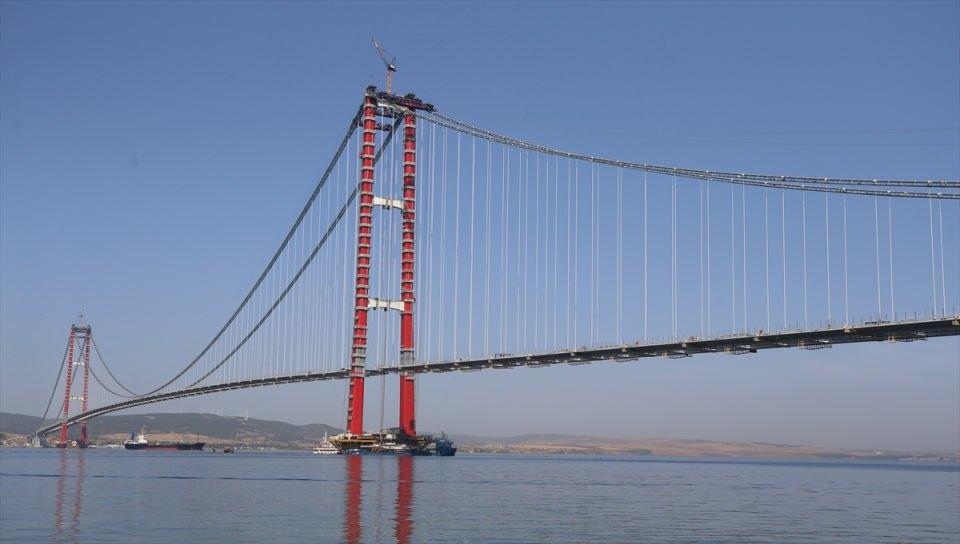 <p>Her biri 45 metre genişliğinde, 48 metre uzunluğundaki mega tabliye bloklarının yerleştirilmesinin ardından, araçların geçeceği yoldaki çalışmalara başlanacak.</p>
<p>Bu süreçte kara yolu bağlantıları, otoyol çalışmaları, köprünün diğer işlemleri ve teknik çalışmalar gibi diğer unsurlar tamamlanacak.</p>
<p> </p>
