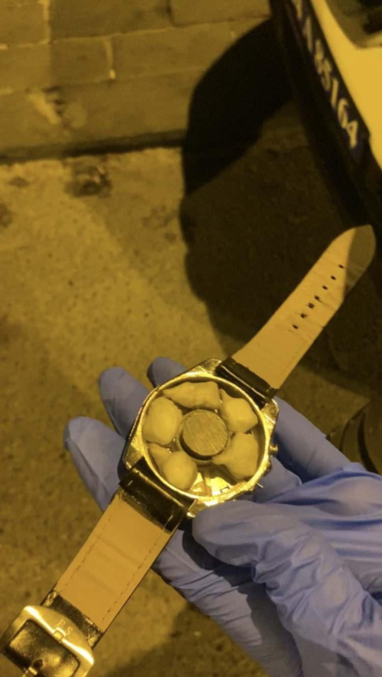 <p>Bu sırada saatin çalışmadığını anlayan polis, saati alarak incelemeye başladı. Yapılan incelemede saatin arka kapağının mıknatıs yardımıyla tutturulduğunu belirleyen polis, kapağı çıkartınca şaşkına döndü. </p>