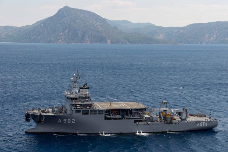 <p>Türk Deniz Kuvvetleri Komutanlığı ev sahipliğinde bu yıl 11'incisi düzenlenen tatbikatın, Marmaris Aksaz bölgesinde 3 yılda bir icra edilen denizaltıdan personel kurtarma tatbikatı olduğunun bilgisini veren Tansoy, tatbikat süresince üç farklı sahada dibe oturmuş üç denizaltıya, kurtarma gemileri ile müdahalede bulunulacağını bildirdi.</p>
<p> </p>