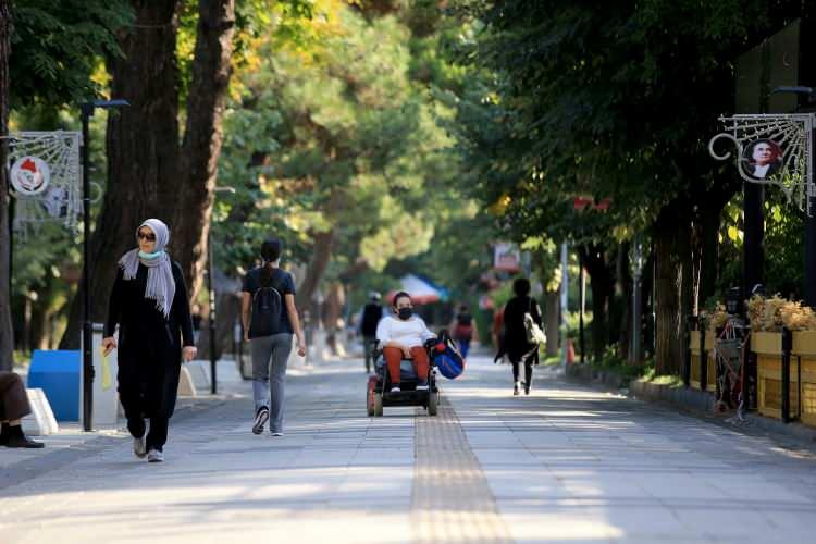 <p>Okuma yazma öğrenmeden önce içine kapalı olduğunu dile getiren Çoban, "Okuma yazma öğrendikten sonra her şeyi öğrenmeye başladım. Bir sürü kitap aldım okudum. </p>