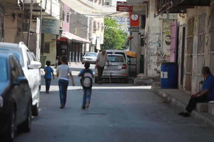 <p><strong>- Silah, rakipleri birleştiriyor</strong></p>

<p>Anadolu Ajansı (AA) ekibi, Cenin Mülteci Kampı'nda bağlı oldukları grupların amblemlerini taşıyan kar maskeleriyle yüzlerini gizleyen silahlı kişilerle görüştü.</p>

<p>Fetih ve Hamas hareketleri arasındaki siyasi bölünmeye rağmen, Cenin Kampı'ndaki direnişin silahı onları birleştirdi.</p>

<p><br />
Fetih Hareketinin silahlı kanadı El-Aksa Şehitleri Tugayı'na ait armayı taşıyan bir Filistinli, AA muhabirine yaptığı açıklamada, "İsrail ile silah dışında konuşacak bir şey yok." dedi.</p>
