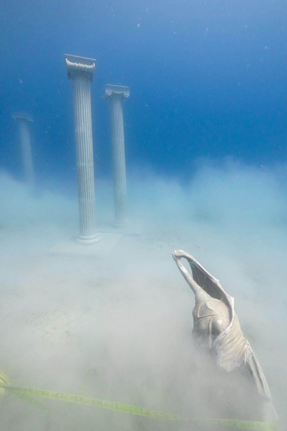 <p>Su altında sergilenecek eserler arasında Patara Sütunlu Cadde'deki sütunlar, Poseidon ve Atları, Chimera ve Bellaroforon Efsanesi eseri, Xanthos Antik Kenti'ndeki Erbinna Anıtı (Nereidler) öne çıkıyor.</p>
