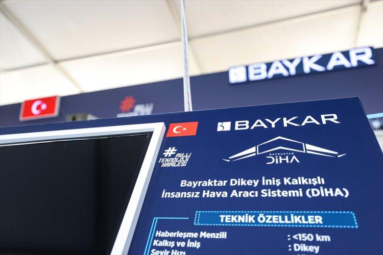 <p><strong>- Hareketli platformlara iniş kalkış yapabiliyor</strong></p>
<p>Özbek, Bayraktar DİHA'nın aynı zamanda içten yanmalı motorunun üzerindeki alternatör sayesinde bataryalarını şarj edilebildiğini aktararak, şunları kaydetti:</p>
<p>"Faydalı yük kapasitesi 5 kilogram. Üzerinde bulunan gündüz kamerası, termal kamera, lazer işaretleyici ve mesafe ölçer ile yerdeki birlikleri koordine edebiliyor. 50 kilogramlık kalkış ağırlığı var. </p>