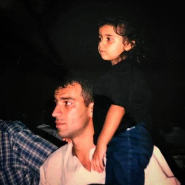 <p><span style="color:#800080"><strong>Ünlü oyuncu şuanda 24 yaşında olan kızıyla olan karelerini sık sık Instagram hesabından paylaşıyor.</strong></span></p>