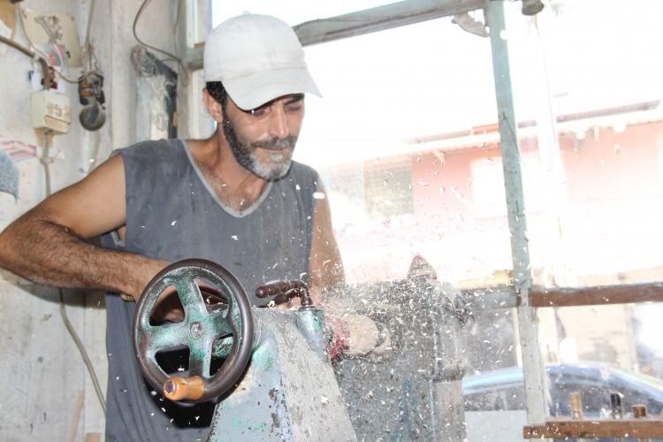 <p>Kar amacı gütmeden yaptığı topaçları maliyetine satan Kadınoğlu, 34 yıldır ürettiği topaçlarla teknolojiye direnmeye çalıştıklarını dile getirerek, "Her işin zor olduğu gibi topaç işi de zor ve emek isteyen bir iş, yeter ki çocuklarımız bilsin, biz yaparız. </p>