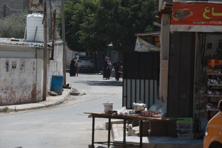 <p>Filistinli iki firarinin 19 Eylül'de yakalanmasından önce İsrailliler söz konusu mahkumların burada saklandığını düşünse de kampa herhangi bir operasyon düzenleyememiş, Filistinli gruplara bağlı silahlı kişiler de kampta gece gündüz nöbet tutmuştu.</p>