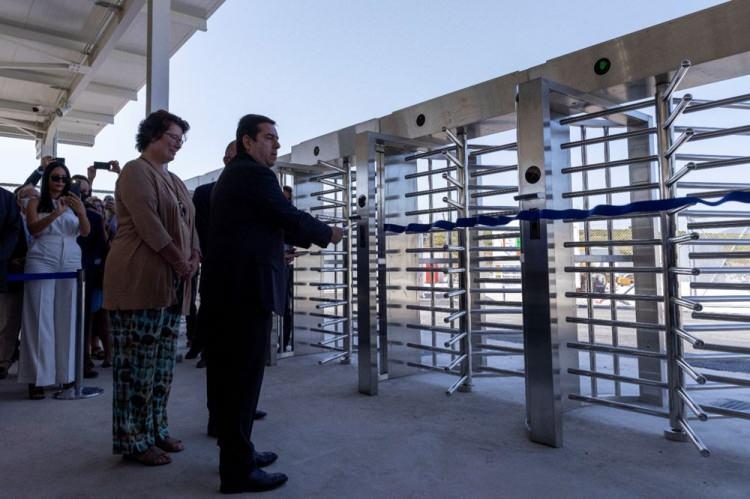 <p>Pazartesi günü mülteciler, Sisam adasında bulunan diğer kamptan bu yeni "kapalı" kampa yerleşecek. Yunanistan Göç Bakanlığı, eski kampın ay sonunda kapanacağını açıkladı.</p>
