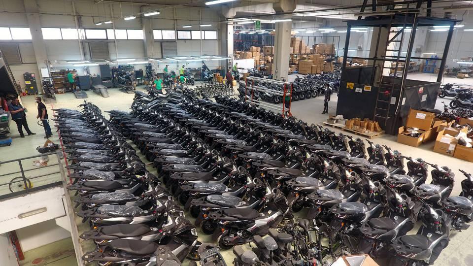 <p>Düzce'de iki genç girişimci, KOSGEB desteğiyle adım attıkları iş hayatında açtıkları 3 fabrikada ürettikleri elektrikli motosiklet ve bisikletleri 43 ülkeye gönderiyor.</p>

<p> </p>
