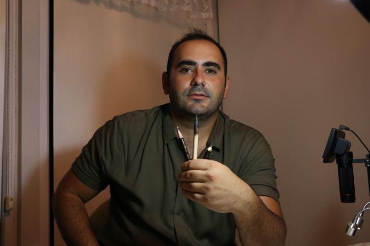 <p>İstedikleri çalışmalar içime siniyorsa, hoşuma gidiyorsa ben de yapıyorum yolluyorum. Bunun bir eğitimi yok. Bunu yapmak isteyen arkadaşlar bana ulaştılar. Hepsine malzemeleri anlattım, hangi kalemleri seçeceklerini anlattım. Birçoğu biraz yaptı bıraktı. 1-2 kişi biraz daha ilerletti. Bu benim hoşuma gidiyor. </p>