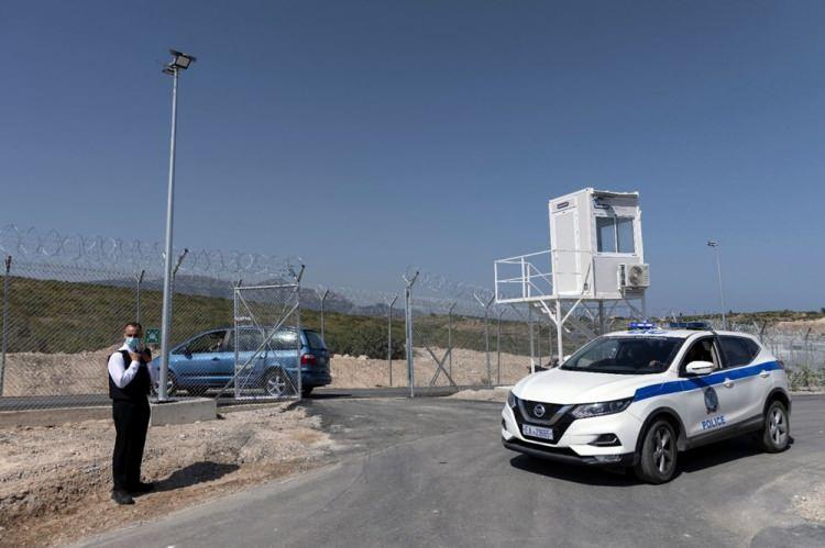 <p>Ancak Yunan hükümeti, kamplarda bulunan su imkanları, tuvaletler, aileler için ayrılmış özel alanlar ve daha yüksek güvenlik önlemleri gibi donanımlara dikkat çekti. </p>