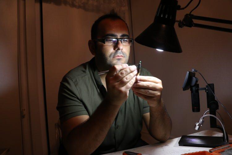 <p>Bir şekilde kendimi ifade etmem gerektiğini düşündüm ve küçüklüğümden beri de sanatın içindeydik. Babam resim yapıyordu. Benim de çocukluğum boyaların içinde geçti. </p>