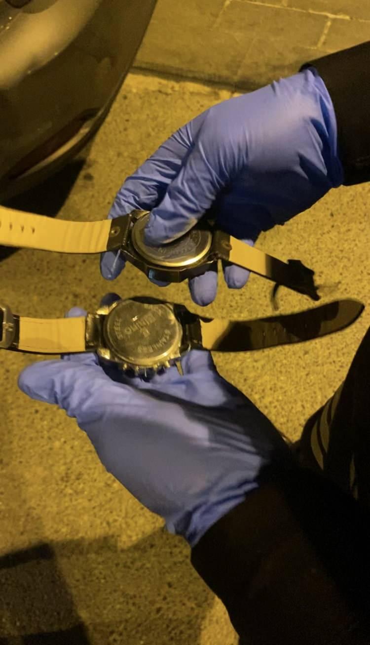 <p>Gözaltına alınan araçtaki 2 kişi polis merkezine götürülürken, araç detaylı arama için otoparka çekildi. Şahıslar, emniyetteki işlemlerinin ardından adliyeye sevk edildi.</p>
