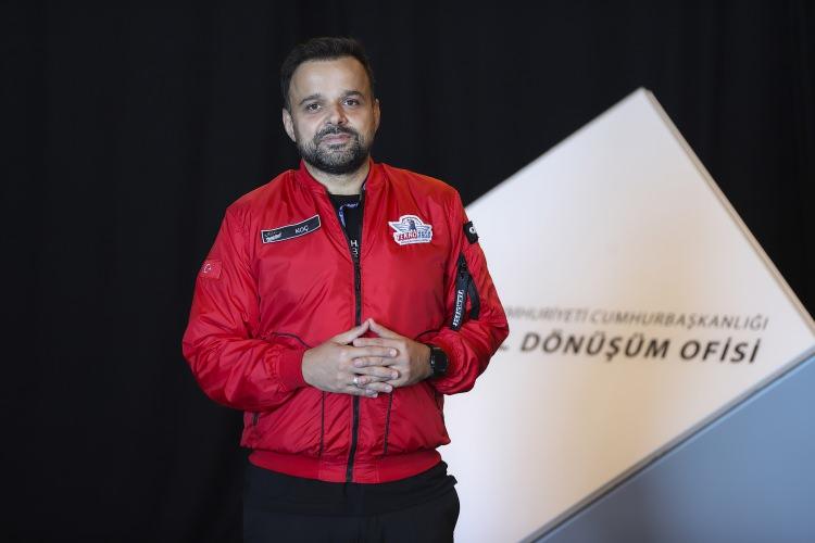 <p>Bunun ismini de İstanbul'da olduğu için "HackIstanbul" koyduklarını anlatan Koç, "TEKNOFEST geçen sene Gaziantep'e transfer olunca onun ismini biraz değiştirdik ama içerik olarak hiç değişmiyor. Bizim amacımız siber güvenlikte uzman siber kahramanlar yetiştirebilmek. Bu anlamda da bu sene 'mükafat avcılığı' diye tabir edilen bir içerikle yarışmacıların karşısına çıktık. İngilizce tabiriyle 'Bug Bounty'." diye konuştu.</p>
