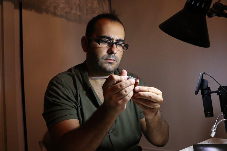 <p>Bir şekilde kendi duygu ve düşüncelerimi anlatmamda bu bana bir yol oldu. Önce objelerle başladık, sonra beni mutlu eden, rahatsız eden veya ülkemizde, dünyada olup biten konularla ilgili çalışmak istedim. Ondan sonra sosyal sorumluluk çalışmaları yaptım. İşte kadına şiddete hayır, çocuk gelinler, pandemi, engelliler ile ilgili çalışmalar yaptım” dedi.</p>
<p> </p>
