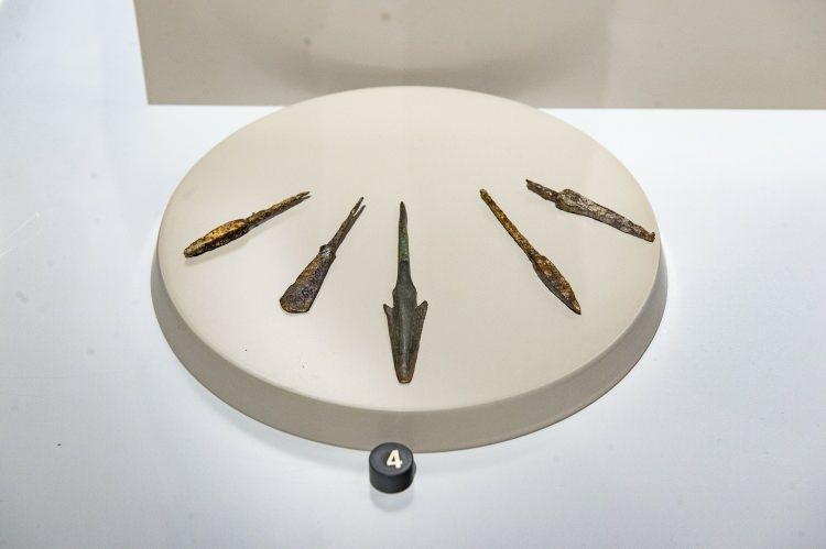 <p>Sahip olduğu tarihi güzellikleriyle turizm açısından büyük önem sahip olan kentte, 4 blok ve 5 bin 800 metrekare kapalı alandan oluşturulan Tunceli Müzesi de yazılı ve görsel alanlarının yanı sıra "Alevilik", "arkeoloji", "kütüphane" ve "etnografya" bölümleriyle ziyaretçilerin ilgi odağı oluyor.</p>
<p> </p>