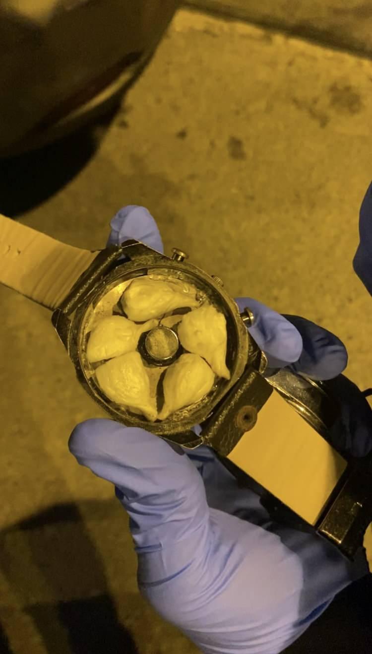 <p>Polis saatin içinde 5 parça halinde 3.5 gram kokain ele geçirdi. Araçta başka bir saat daha olduğunu gören polis, onun da aynı sistemle kapatıldığını ve içinde yine 5 parça halinde 3.5 gram kokain olduğunu belirledi. </p>