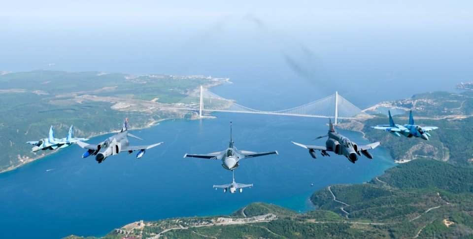 <p>MSB'nin Twitter hesabından yapılan açıklamada, Türk Hava Kuvvetleri ile Azerbaycan Hava Kuvvetlerine ait uçakların TEKNOFEST dolayısıyla İstanbul Boğazı'nın eşsiz manzarasında selamlama uçuşu gerçekleştirdiği, TEKNOFEST boyunca SOLOTÜRK ve Türk Yıldızları başta olmak üzere gösteri uçuşlarının ve etkinliklerin devam edeceği bildirildi.</p>

<p> </p>
