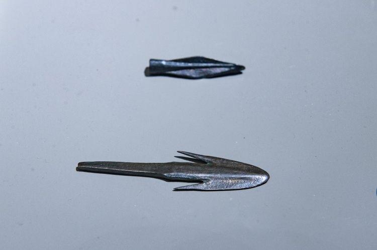 <p>Özellikle erken dönemlere tarihlenen obsidyen ve kemikten yapılmış ok uçları dönem insanlarınca küçük av hayvanlarını avlamak için kullanılmıştır.</p>
