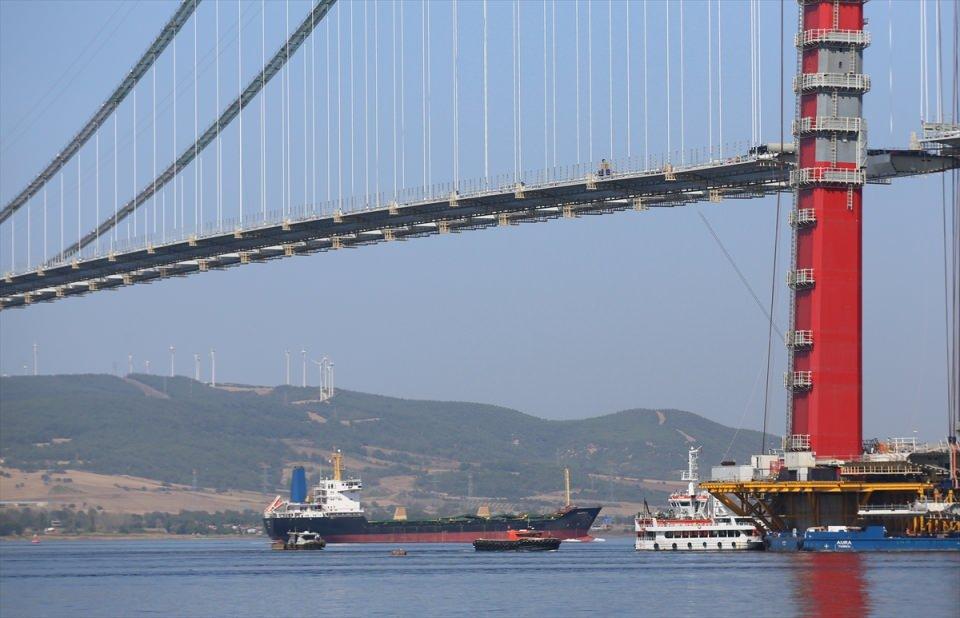 <p>Gece ve gündüz çift vardiya yapılan aralıksız montaj işlemi süresince bazı günlerde Çanakkale Boğazı transit gemi geçişlerine kapalı tutuluyor. Diğer günlerde ise belirlenen bölgelerde gemi trafiği tek yönlü işletiliyor.</p>
<p> </p>