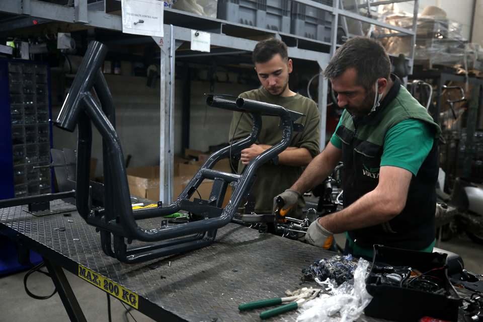 <p>Ürün yelpazelerin geliştiğini dile getiren İnci, aralarında scooter, elektrikli bisiklet, katlanır bisiklet, motosikletin yer aldığı 20 modellerinin olduğunu, ürünlerini vatandaşın ulaşabileceği fiyatlarla sattıklarını kaydetti.</p>
<p> </p>