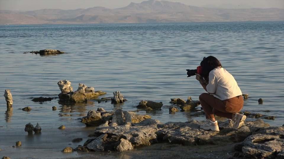 <p>Erciş ilçesinin Gölağzı mevkisinde doğa tutkunları ve fotoğrafseverler, ortaya çıkan mikrobiyalitleri fotoğrafladı.</p>

<p> </p>
