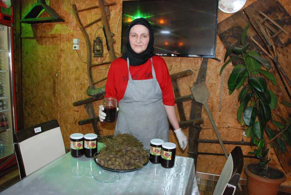 <p>İlk olarak 30 kilo pekmez yaptığını belirten Gülten Özsoy, “Şimdi ise 5 ton kozalak pekmezi yapıyorum. Yapım aşaması çok uzun sürdüğü için bizlerin çok zamanını alıyor. </p>

