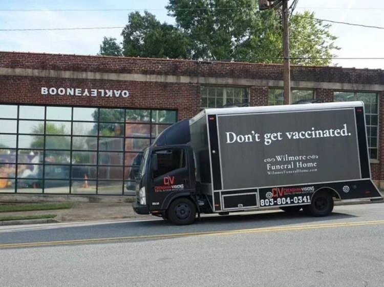 <p>Corona virüs nedeniyle yaklaşık 700 bin kişinin hayatını kaybettiği ABD’de ilginç bir reklam kampanyası düzenlendi. "Wilmore Cenaze Evi"nin siyah kamyon reklamı, Charlotte şehir merkezindeki futbol taraftarlarına, Carolina Panthers'ın New Orleans Saints ile oynamasını izlemeye gidenlere “Aşı olmayın”  mesajı verdi.</p>
