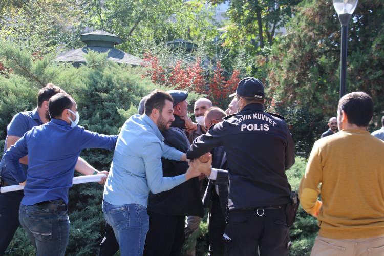 <p>Ankara’da aşı karşıtlarının düzenlediği 800 kişilik “Büyük Uyanış Başkent” adlı mitingde maske ve sosyal mesafe kurallarına uyulmadı.</p>

