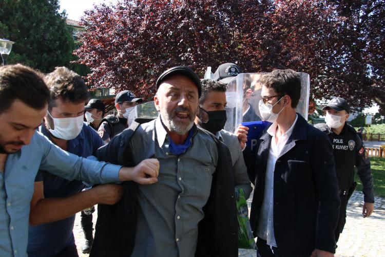 <p>Basın mensuplarına hakaret ve saygısızlık <br />
Otobüsün üzerinde aşı karşıtlarına seslenen bir konuşmacının “Aşılarla bizi mıktanıslaştırdılar. </p>