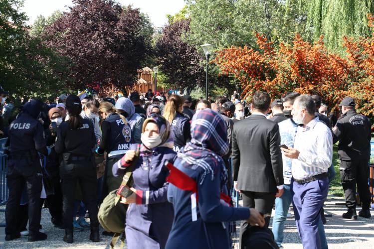<p>İstedikleri yere çekebilecekler” ifadelerinin yer aldığı mitingde basın mensuplarına hakaret içeren söylemlere de yer verildi.</p>