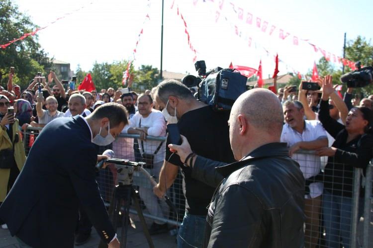 <p>Mitingde aşı karşıtlarından oluşan grup, Kanal D’nin kameramanı ve muhabirini görünce, “Kanal D dışarı” diye slogan atmaya başladı.</p>