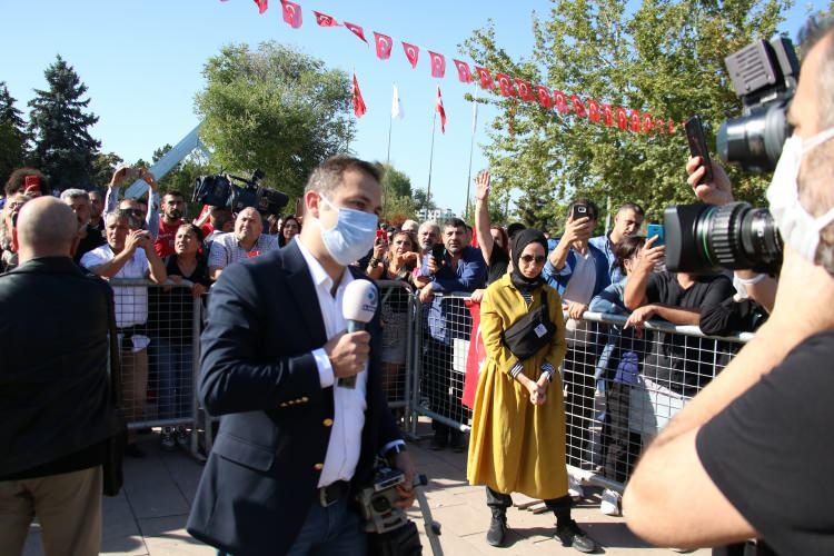 <p>Kanal D muhabiri Oğuz Şahin ve kameraman Bayram Şahin miting alanında uzaklaşırken, aşı karşıtları alanda gördüğü bütün kameramanlara, “Dışarı” sloganları atmaya devam etti.</p>