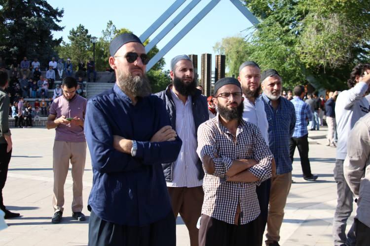 <p>Abdurrahman Dilipak’ın konuşmasının ardından aşı karşıtlarından oluşan grup, olaysız bir şekilde miting alanını terk etti.</p>