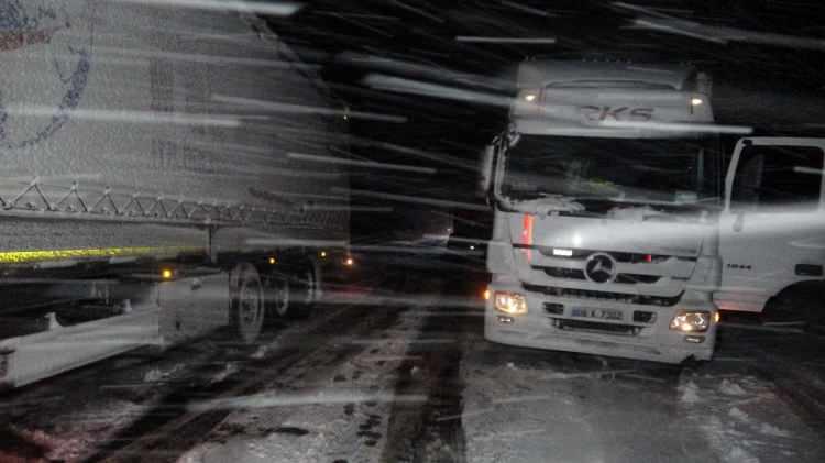<p>Kar ve tipi, Ardahan-Şavşat ve Ardahan-Posof kara yolları başta olmak üzere kentin yüksek kesimindeki yollarda ulaşımı aksattı.</p>
