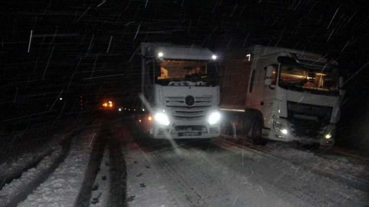 <p>Ardahan-Şavşat kara yolunun Sahara mevkisinde birçok tır yoğun kar yağışı ve tipi yüzünden yolda kaldı.</p>
