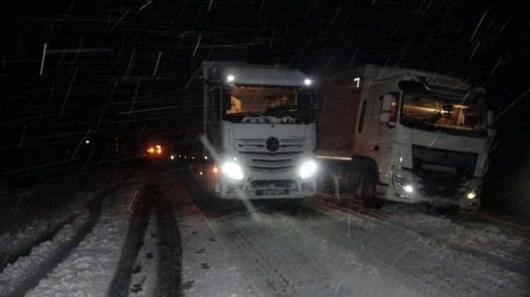 <p>Ardahan-Şavşat kara yolunun Sahara mevkisinde birçok tır yoğun kar yağışı ve tipi yüzünden yolda kaldı.</p>