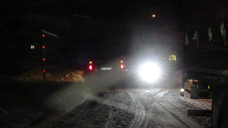 <p>Yoğun fırtına ve Kar sebebiyle Sahara geçidinde onlarca tır yolda mahsur kaldı. </p>
