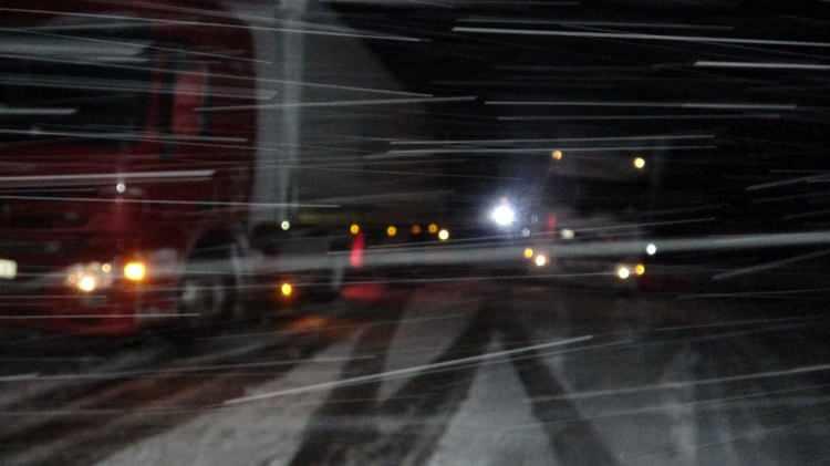 <p>Karayolları ekiplerinin yolu açık tutma çabasına rağmen onlarca tır yolda mahsur kaldı. Sahara geçidinde ulaşım güçlükle sağlanıyor.</p>

