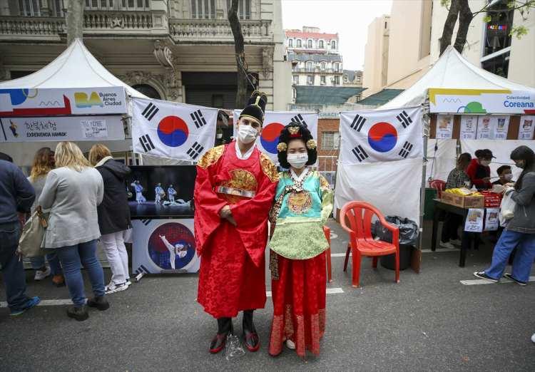 <p>Yemek yapanlar, fotoğraf &ccedil;ekenler, herkes mutlu g&ouml;r&uuml;n&uuml;yor, g&uuml;zel bir kardeşlik." ifadesini kullandı.</p>
