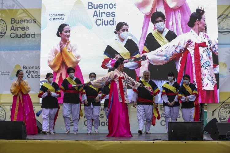<p>- "Halkın Japon mutfağına ilgi duyması bizi &ccedil;ok mutlu ediyor" Japon k&ouml;kenli Ricardo da dedelerinin Japonya'dan Arjantin'e g&ouml;&ccedil;t&uuml;ğ&uuml;n&uuml; belirterek, "Bizi &ccedil;ok iyi karşılayan bir &uuml;lkede, &ouml;zellikle de Buenos Aires'te, Japon k&uuml;lt&uuml;r&uuml;n&uuml; aktarmaktan &ccedil;ok memnunuz." dedi.</p>
