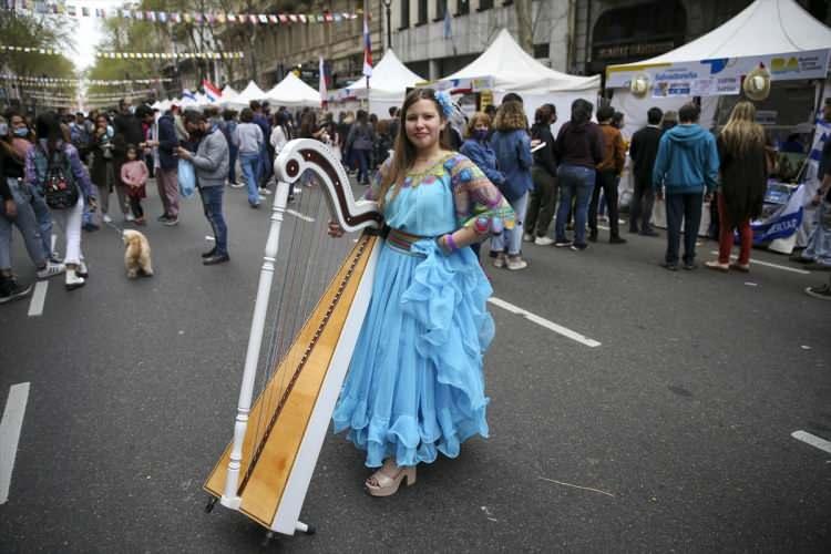 <p>Japonya'daki yakınlarıyla irtibatı koparmadığını ancak salgın nedeniyle internet &uuml;zerinden g&ouml;r&uuml;şt&uuml;ğ&uuml;n&uuml; aktaran Ricardo, "Halkın Japon mutfağına, k&uuml;lt&uuml;r&uuml;ne, danslarına ilgi duyması bizi &ccedil;ok mutlu ediyor. Biz de bunu yaymaya &ccedil;alışıyoruz." diye konuştu.</p>
