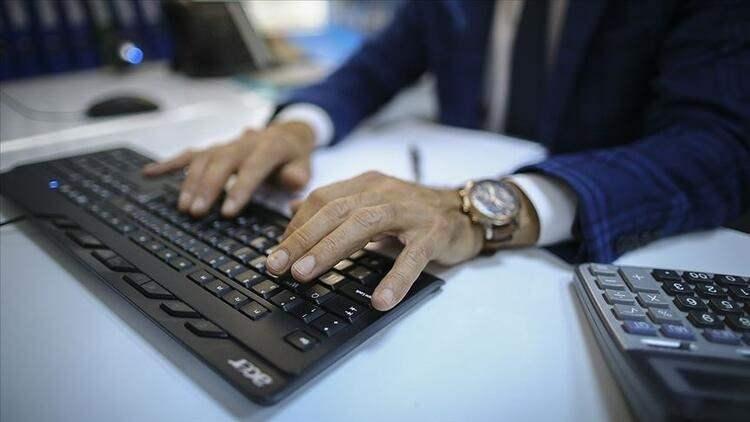 <p>SÖZLEŞMEYE AYAR</p>
<p>Aşı ve test olmayan işçiler için alternatifleri de sıralayan bakanlık, evden çalışmayı da içine alan uzaktan çalışma mevzuatına dikkat çekerek, “İş ilişkisi doğrudan uzaktan çalışma sözleşmesi ile kurulabilir veya halihazırda çalışan işçinin iş sözleşmesi, işçinin ve işverenin anlaşması halinde, uzaktan çalışma sözleşmesine dönüştürülebilir” hükmüne dikkat çekti.</p>